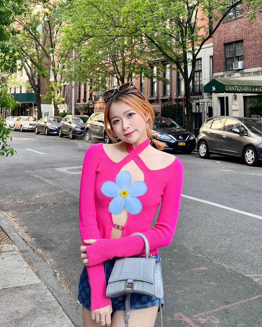 Chao gây choáng khi mặc hở, vẫn xinh nhưng cư dân mạng cảm thán: Kín dễ thương hơn nhiều! - Ảnh 1.