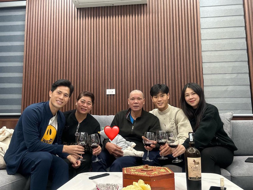 Khoe nhà bạc tỉ Trần Đình Trọng bị dàn cầu thủ vào trêu, Bùi Tiến Dũng còn xin một phòng nhỏ xinh - Ảnh 4.