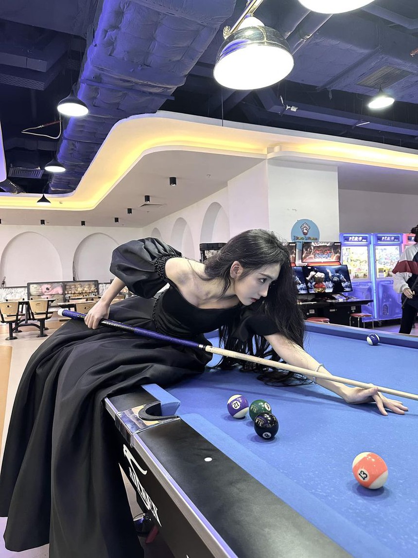 Đu trend đi siêu thị xưa rồi, hot girl nổi tiếng diện đầm công chúa, nằm tạo dáng ngay trên bàn bi-a - Ảnh 2.