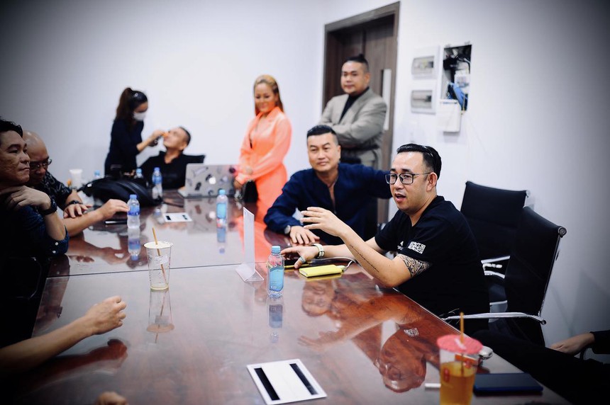 Đạo diễn Vân Trình: "Thế giới không ai chạy đua giá trị âm nhạc bằng số liệu trên Youtube" - Ảnh 5.