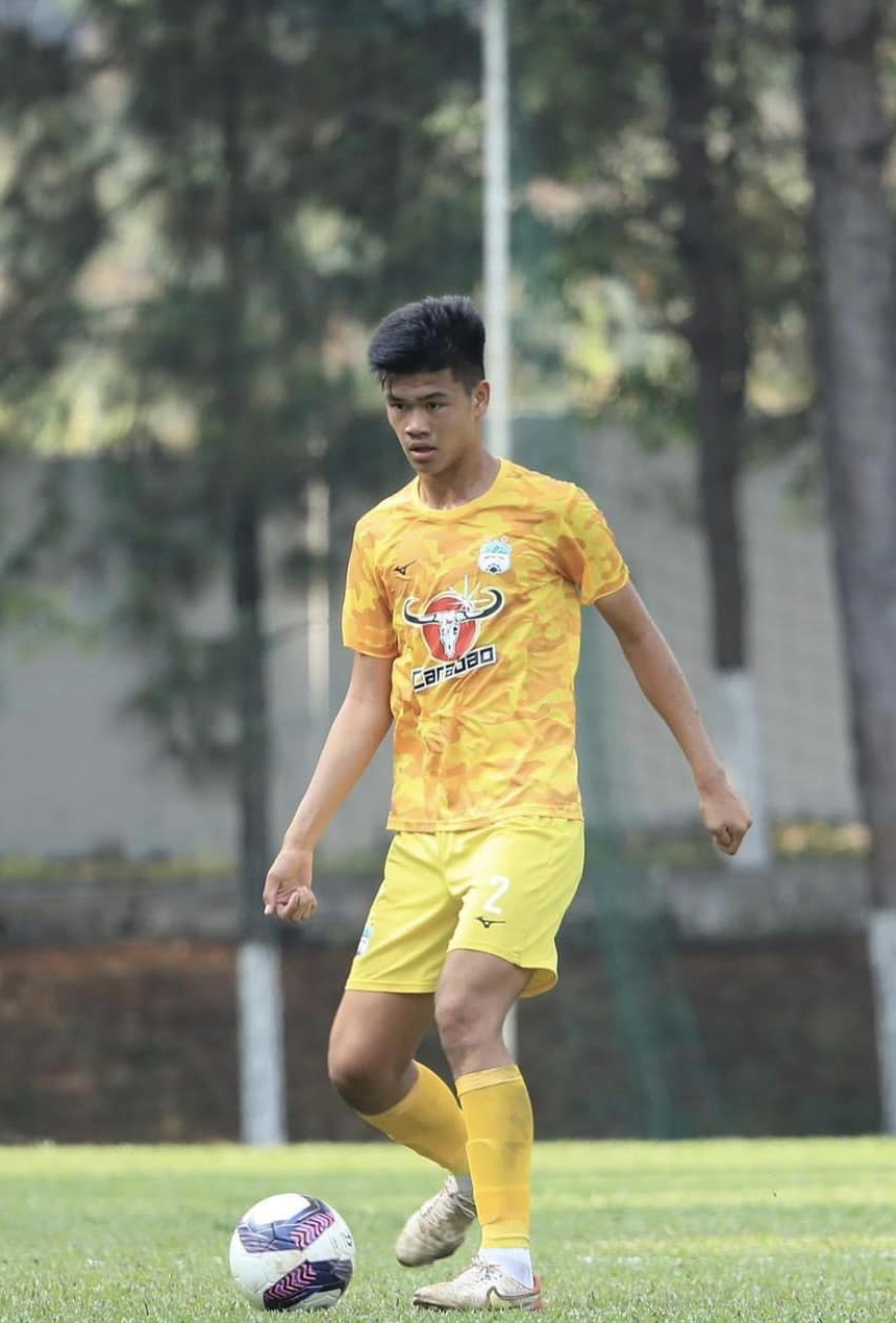 Hậu vệ cao 1m91 của HAGL được gọi lên U17 Việt Nam: Vượt lên hoàn cảnh éo le để viết giấc mơ ở giải châu lục - Ảnh 2.