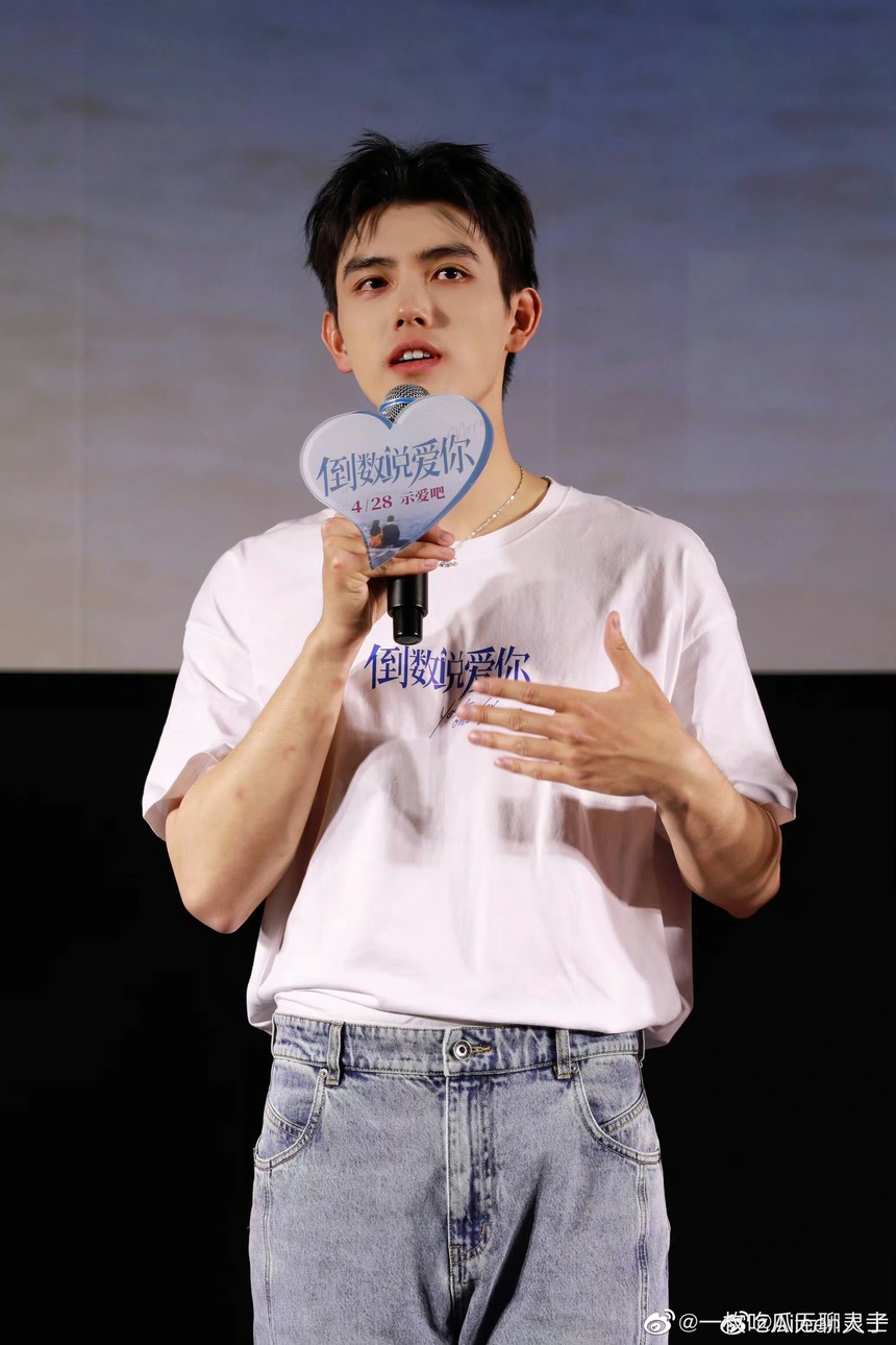 “Thái tử Cbiz” Trần Phi Vũ diện hẳn 2 trang phục trong sự kiện đầu tiên sau bê bối ảnh nóng, bị mỉa mai đủ đường vì 1 phát ngôn - Ảnh 4.