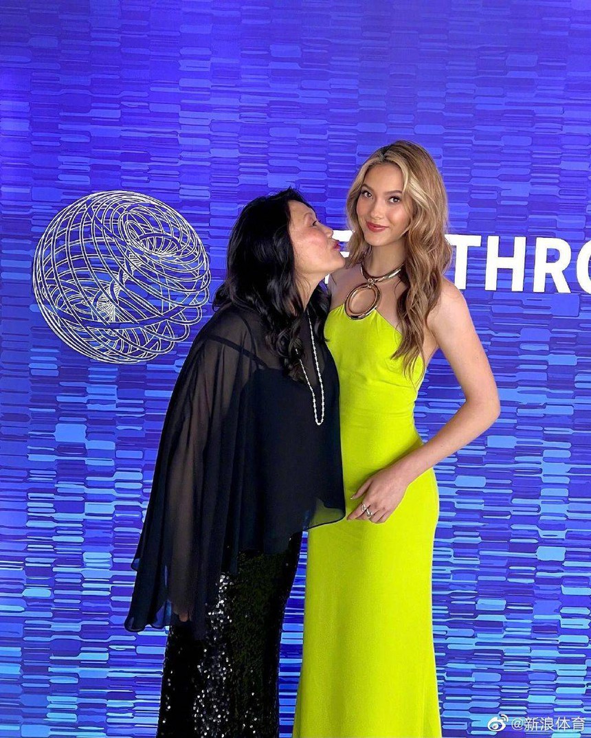 Nữ thần trượt tuyết gây sốt khi xuất hiện tại 'Oscar khoa học', rạng người khi chụp cùng ông chủ Facebook - Ảnh 1.