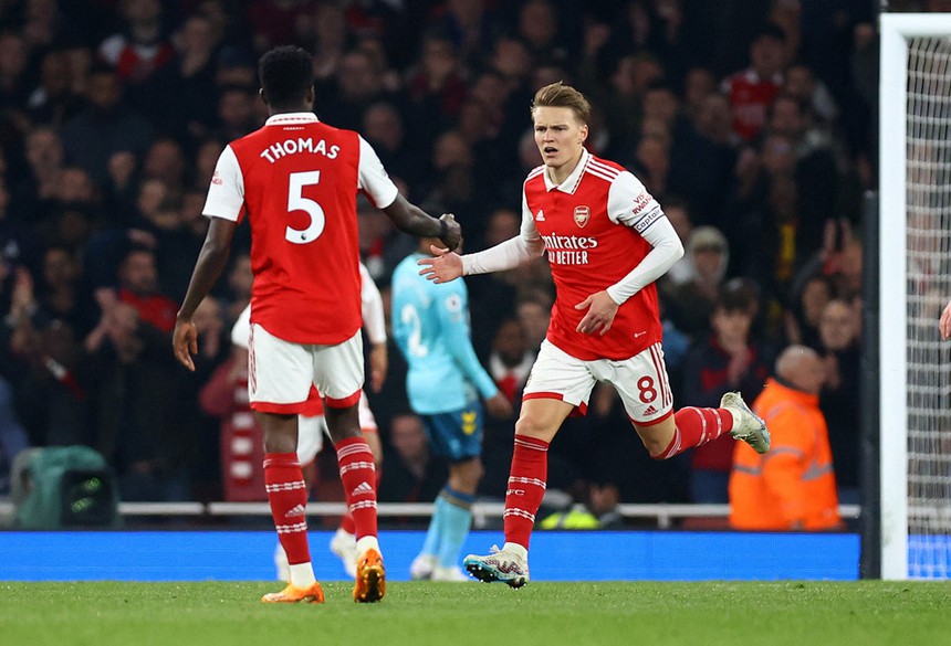 Hòa kịch tính Southampton, Arsenal trao 'cờ' đến tay Man City trong cuộc đua vô địch - Ảnh 5. Hòa kịch tính Southampton, Arsenal trao 'cờ' đến tay Man City trong cuộc đua vô địch - Ảnh 5.