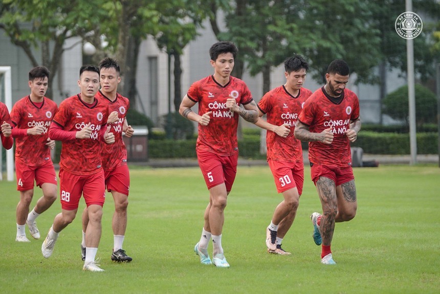 CAHN hội quân sau khi 'bể kèo' Polking, HLV Foiani vẫn ngồi trên đống lửa - Ảnh 6.