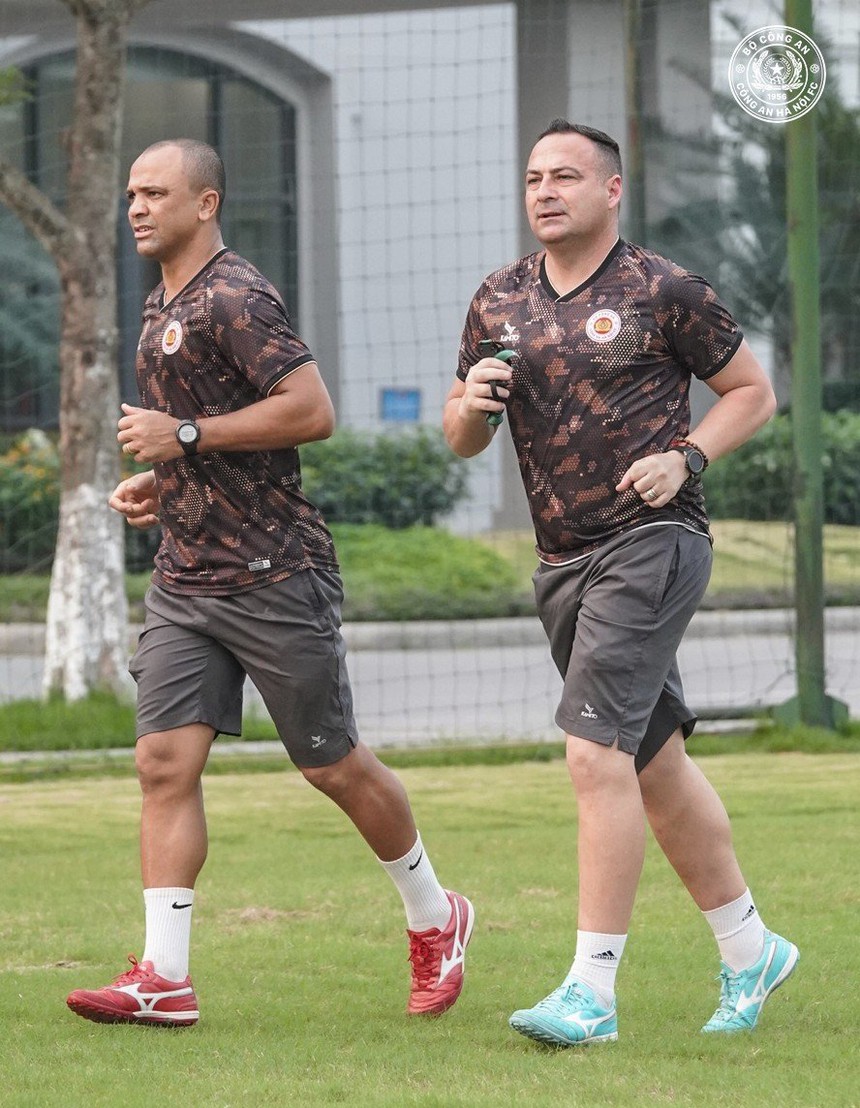 CAHN hội quân sau khi 'bể kèo' Polking, HLV Foiani vẫn ngồi trên đống lửa - Ảnh 5.