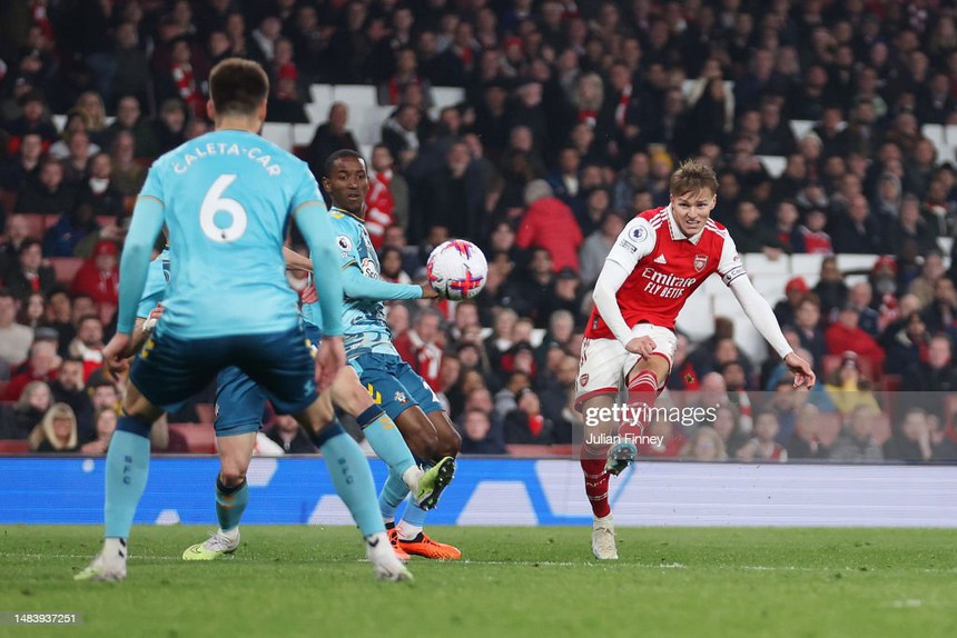 Mất điểm tai hại trước đội cuối bảng, Arsenal đối diện nguy cơ mất chức vô địch vào tay Man City - Ảnh 3.