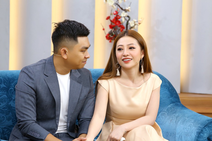 Ca sĩ Vbiz từng vướng tranh cãi vì quan điểm không muốn sinh con: Suýt từ hôn với chồng kém 3 tuổi, vừa chào đón con gái đầu lòng - Ảnh 3.