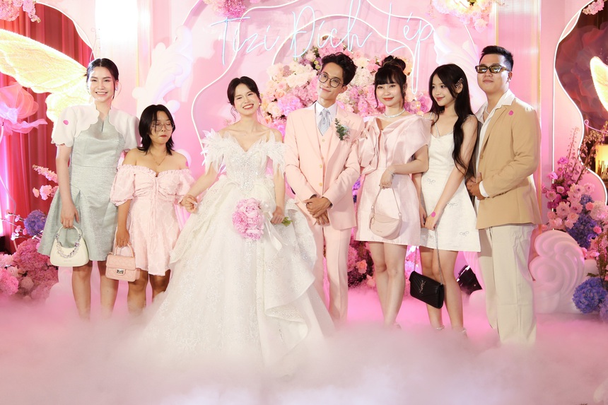 Dàn khách mời tham dự đám cưới Tizi và Đích Lép: Toàn gương mặt triệu view, lên đồ xịn đét như đi trẩy hội - Ảnh 8.