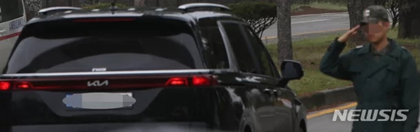 Cho phép 'nhiều ô tô' vào lễ nhập ngũ, rộ nghi vấn 'đối xử đặc biệt' với Jin & J-Hope của BTS - Ảnh 3.