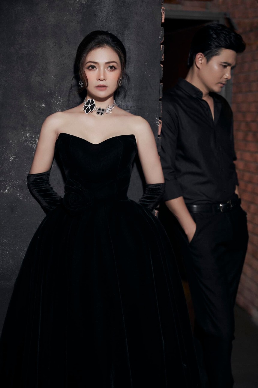 'Gia đình mình vui bất thình lình': Kiều Anh tình tứ bên 'chồng' Quang Sự, khác hẳn vẻ lạnh nhạt trên phim - Ảnh 4. 'Gia đình mình vui bất thình lình': Kiều Anh tình tứ bên 'chồng' Quang Sự, khác hẳn vẻ lạnh nhạt trên phim - Ảnh 4.