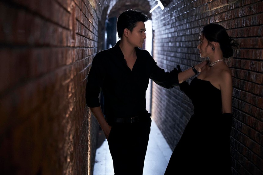 'Gia đình mình vui bất thình lình': Kiều Anh tình tứ bên 'chồng' Quang Sự, khác hẳn vẻ lạnh nhạt trên phim - Ảnh 3. 'Gia đình mình vui bất thình lình': Kiều Anh tình tứ bên 'chồng' Quang Sự, khác hẳn vẻ lạnh nhạt trên phim - Ảnh 3.