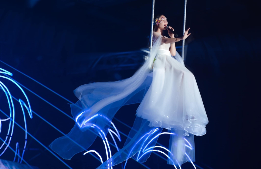 Nam Em: Giọng hát gây tranh cãi và nỗ lực theo đuổi ca hát chuyên nghiệp - Ảnh 1.