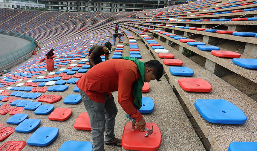Bất ngờ trước hàng ghế khán giả 'đơn sơ' tại sân bóng SEA Games 32: Chưa ngồi đã thấy mỏi lưng - Ảnh 1.