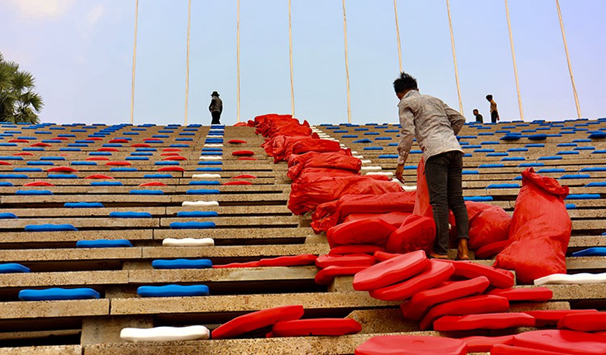 Bất ngờ trước hàng ghế khán giả 'đơn sơ' tại sân bóng SEA Games 32: Chưa ngồi đã thấy mỏi lưng - Ảnh 4.