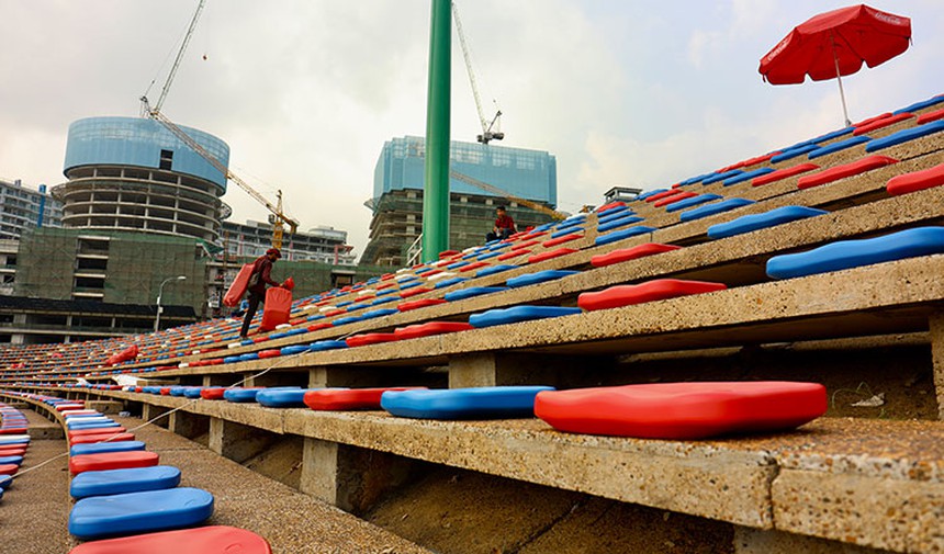 Bất ngờ trước hàng ghế khán giả 'đơn sơ' tại sân bóng SEA Games 32: Chưa ngồi đã thấy mỏi lưng - Ảnh 5.