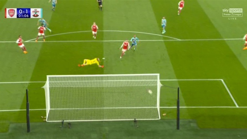 Ramsdale bị CĐV chế nhạo là 'De Gea của thành London' sau sai lầm thảm họa - Ảnh 3.