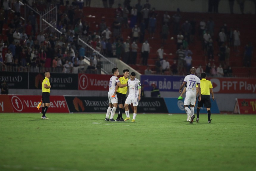 Văn Quyết nhận hình phạt kịch khung, treo giò 8 trận và phạt 40 triệu đồng - Ảnh 3.