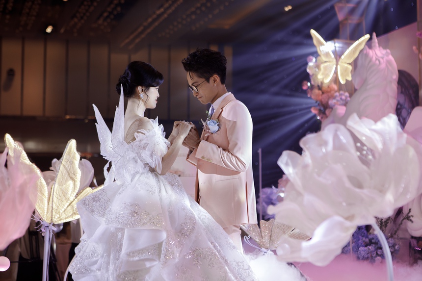 Toàn cảnh đám cưới Tizi và Đích Lép: Không gian hệt như vườn cổ tích, cô dâu chú rể thực hiện nghi thức nuốt chìa khóa tình yêu độc lạ - Ảnh 1.