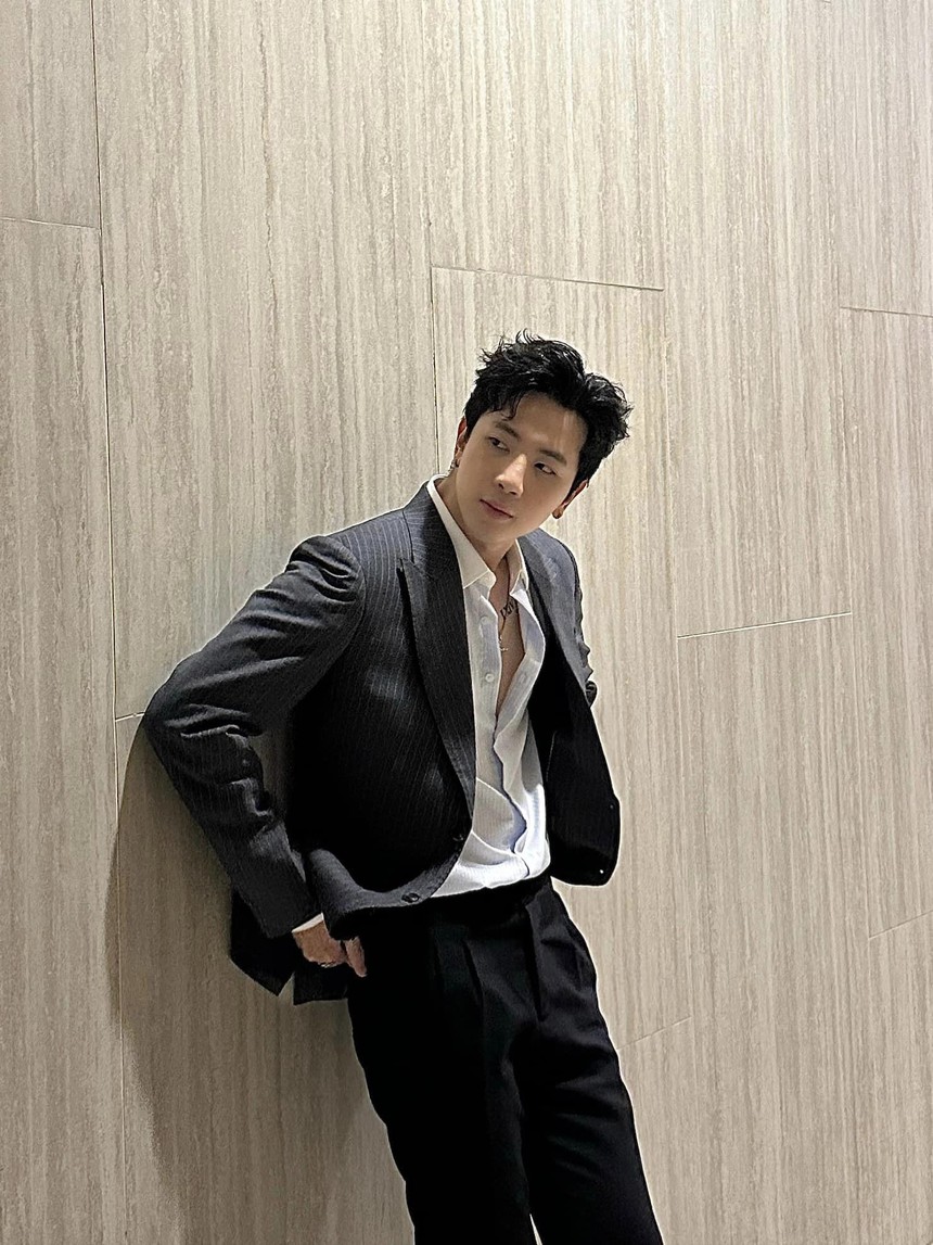 Phí Ngọc Hưng có động thái đầu tiên sau khi bị nghi 'ngoại tình' với người phụ nữ lạ kéo áo thân mật - Ảnh 2. Phí Ngọc Hưng có động thái đầu tiên sau khi bị nghi 'ngoại tình' với người phụ nữ lạ kéo áo thân mật - Ảnh 2.