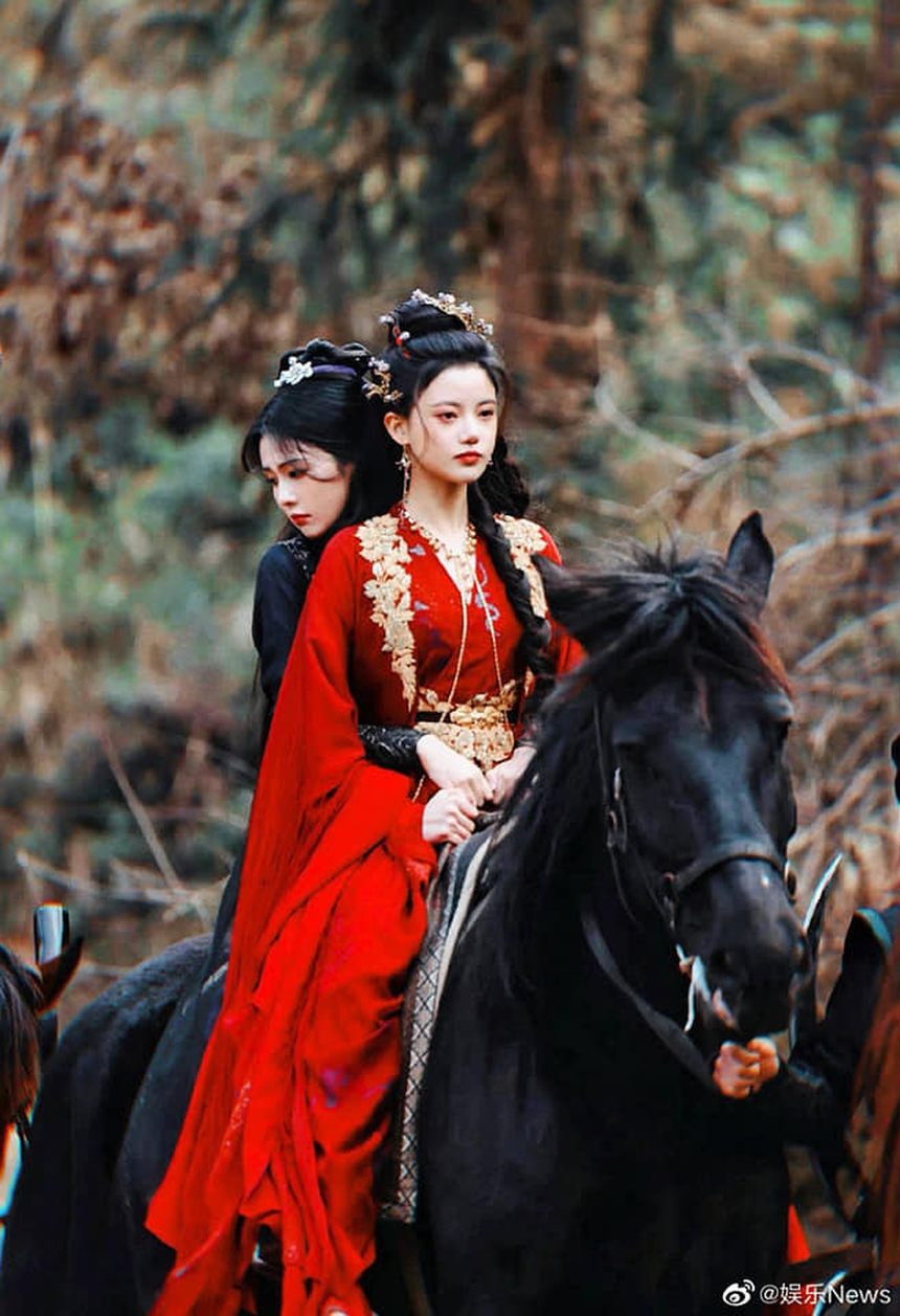 Phát sốt với cảnh 2 mỹ nữ đẹp nhất 'Trường nguyệt tẫn minh' ôm ấp thân thiết, fan đẩy thuyền rần rần trên Weibo - Ảnh 4. Phát sốt với cảnh 2 mỹ nữ đẹp nhất 'Trường nguyệt tẫn minh' ôm ấp thân thiết, fan đẩy thuyền rần rần trên Weibo - Ảnh 4.