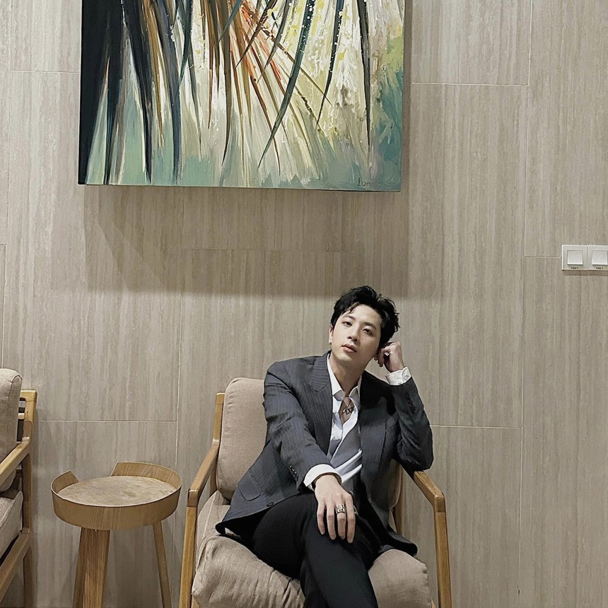 Phí Ngọc Hưng có động thái đầu tiên sau khi bị nghi 'ngoại tình' với người phụ nữ lạ kéo áo thân mật - Ảnh 3. Phí Ngọc Hưng có động thái đầu tiên sau khi bị nghi 'ngoại tình' với người phụ nữ lạ kéo áo thân mật - Ảnh 3.