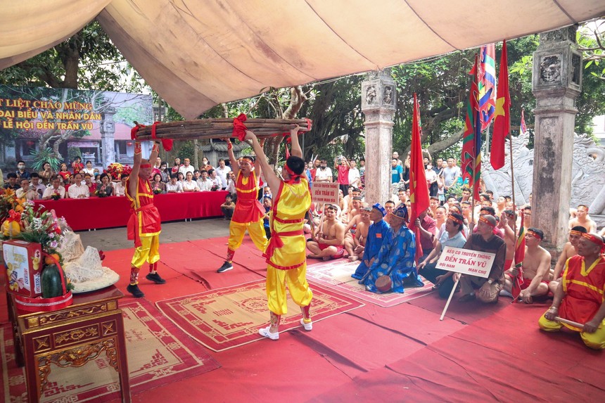 Tưng bừng Lễ hội Đền Trấn Vũ và nghi lễ 'Kéo co ngồi' - Ảnh 2.
