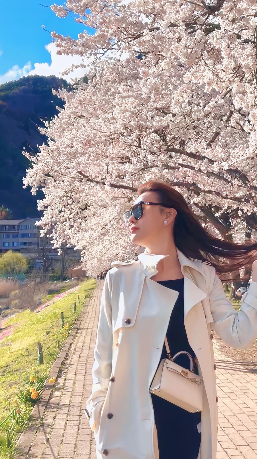 Điểm danh những set đồ trông đơn giản nhưng đậm mùi tiền của Phương Oanh  - Ảnh 2.