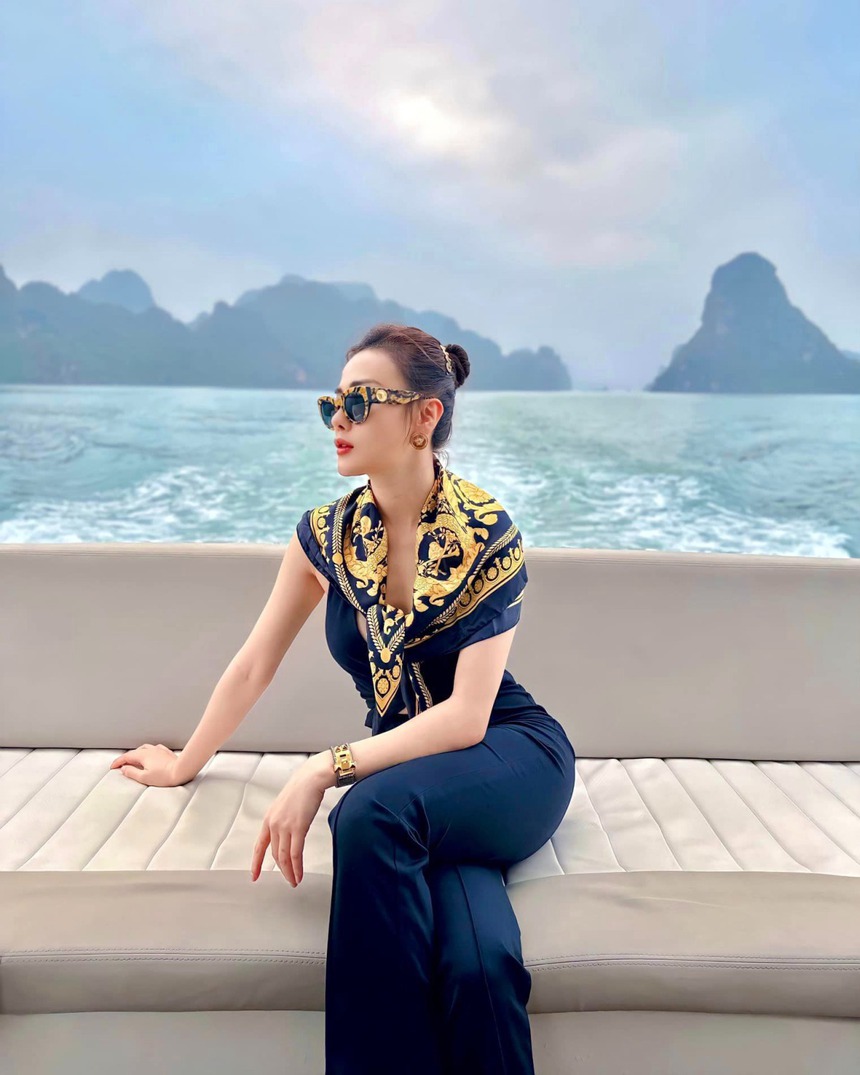 Điểm danh những set đồ trông đơn giản nhưng đậm mùi tiền của Phương Oanh  - Ảnh 3.