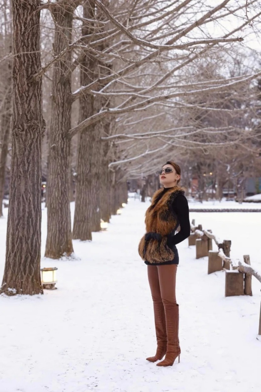 Điểm danh những set đồ trông đơn giản nhưng đậm mùi tiền của Phương Oanh  - Ảnh 4.