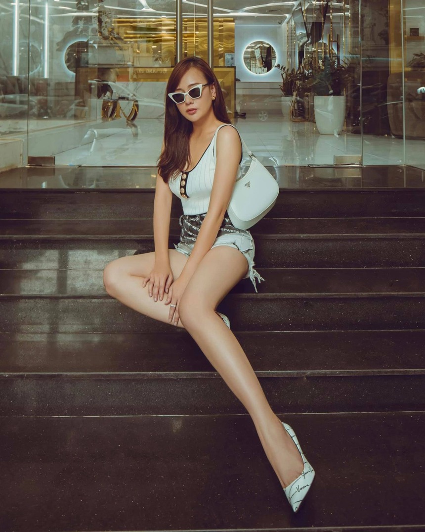 Điểm danh những set đồ trông đơn giản nhưng đậm mùi tiền của Phương Oanh  - Ảnh 8.