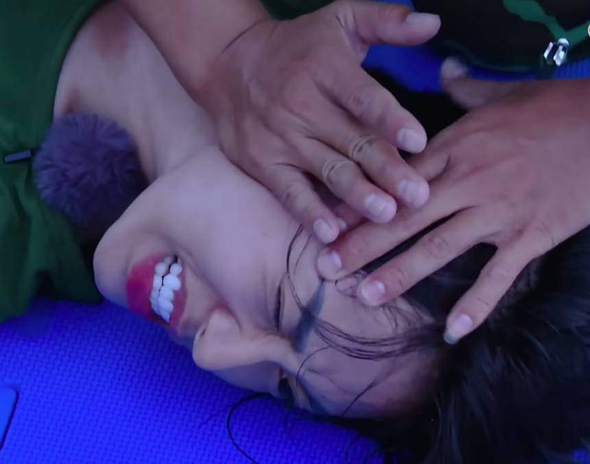 Nhã Phương khóc nức nở vì lỡ tay 'tác động vật lý' Mai Âm Nhạc - Ảnh 5.