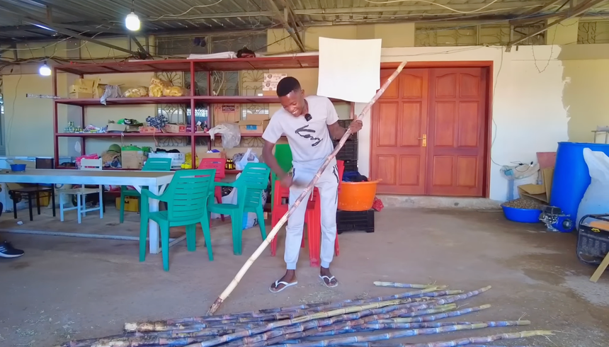 Máy xay nước mía Việt Nam gây "náo loạn" ở chợ Châu Phi, bán không kịp nghỉ tay, giá rẻ bất ngờ - Ảnh 2.