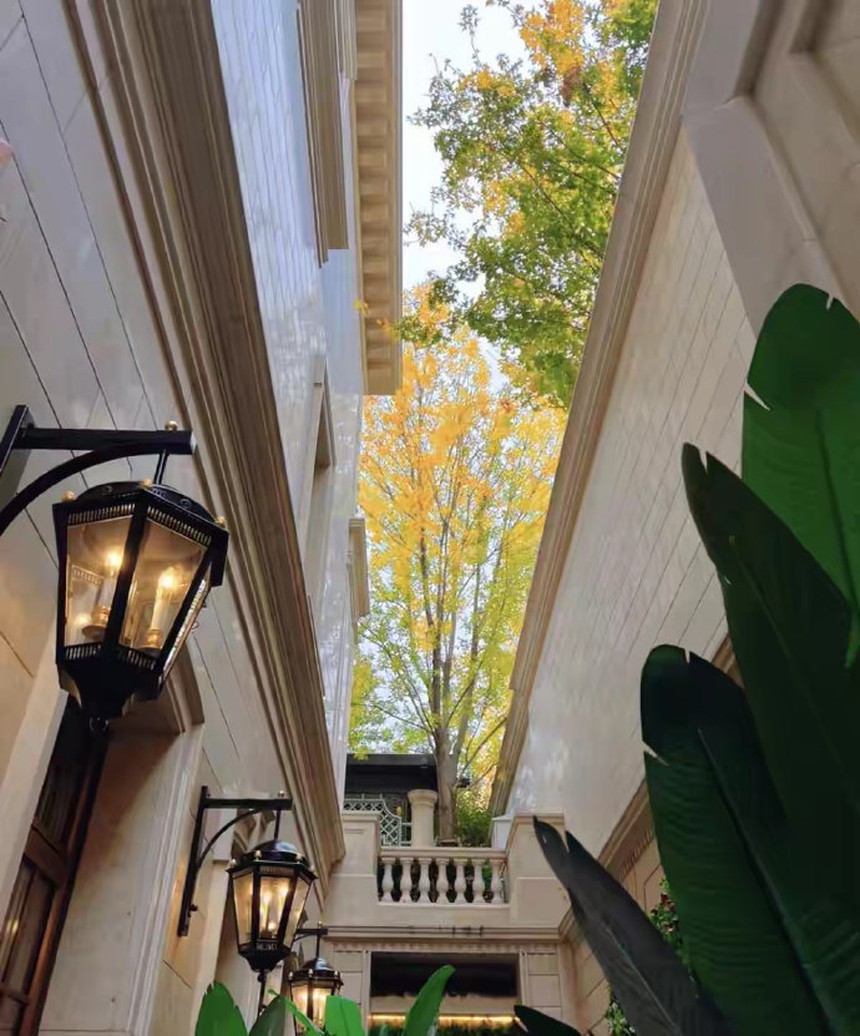 Biệt thự tân hôn giá 3 ngàn tỷ của Hà Siêu Liên - Đậu Kiêu: Rộng 4.500m2 như cung điện, bề thế đến nỗi netizen sợ đi vào sẽ lạc đường - Ảnh 9. Biệt thự tân hôn giá 3 ngàn tỷ của Hà Siêu Liên - Đậu Kiêu: Rộng 4.500m2 như cung điện, bề thế đến nỗi netizen sợ đi vào sẽ lạc đường - Ảnh 9.