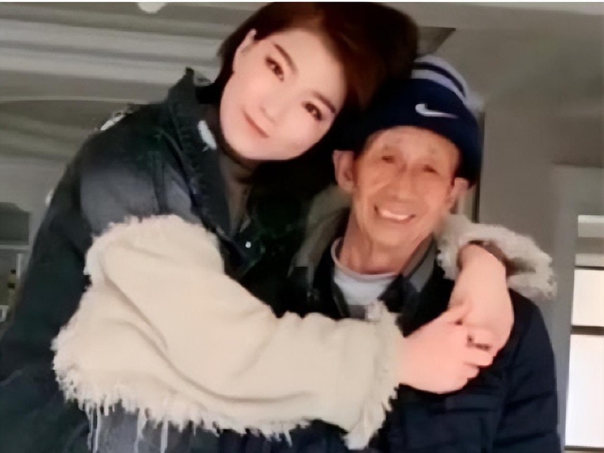 Nhận nuôi đứa trẻ bị bỏ rơi bên đường, 26 năm sau người đàn ông nhặt rác được báo đáp cuộc sống giàu có, du lịch khắp nơi - Ảnh 3.