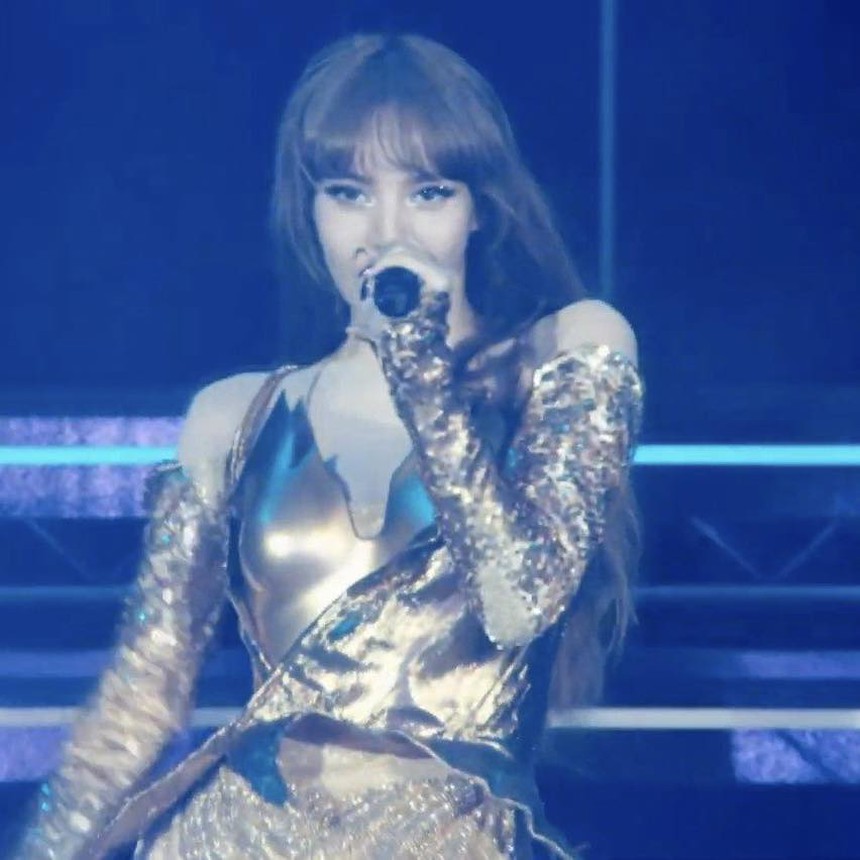 BLACKPINK "đốt cháy" sân khấu Coachella với diện mạo sexy: Jennie mặc áo cắt khoét lộ cả vòng 1, Rosé khoe trọn thân hình nuột nà - Ảnh 12.