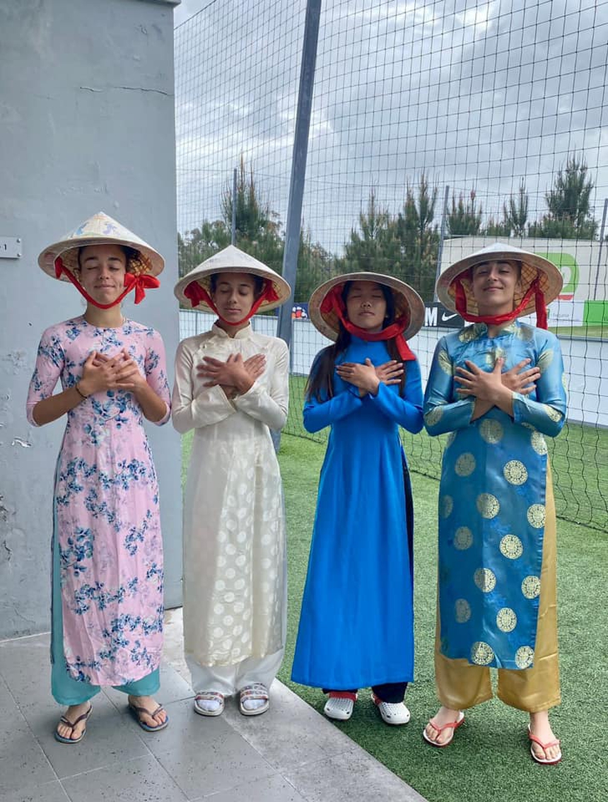 FC Lank đăng ảnh Huỳnh Như hóa thân thành nữ sinh duyên dáng, nhận mưa lời khen ngợi - Ảnh 3.