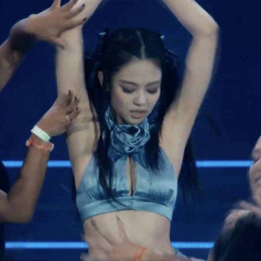 BLACKPINK "đốt cháy" sân khấu Coachella với diện mạo sexy: Jennie mặc áo cắt khoét lộ cả vòng 1, Rosé khoe trọn thân hình nuột nà - Ảnh 5.