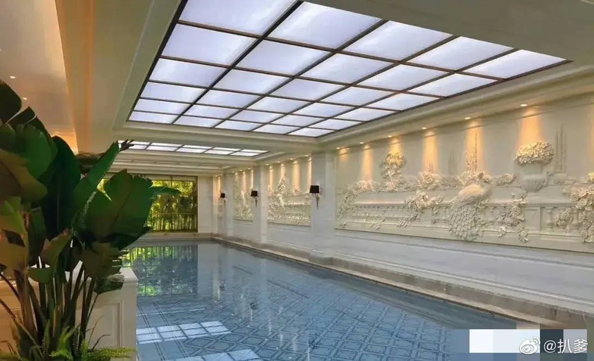 Biệt thự tân hôn giá 3 ngàn tỷ của Hà Siêu Liên - Đậu Kiêu: Rộng 4.500m2 như cung điện, bề thế đến nỗi netizen sợ đi vào sẽ lạc đường - Ảnh 7. Biệt thự tân hôn giá 3 ngàn tỷ của Hà Siêu Liên - Đậu Kiêu: Rộng 4.500m2 như cung điện, bề thế đến nỗi netizen sợ đi vào sẽ lạc đường - Ảnh 7.