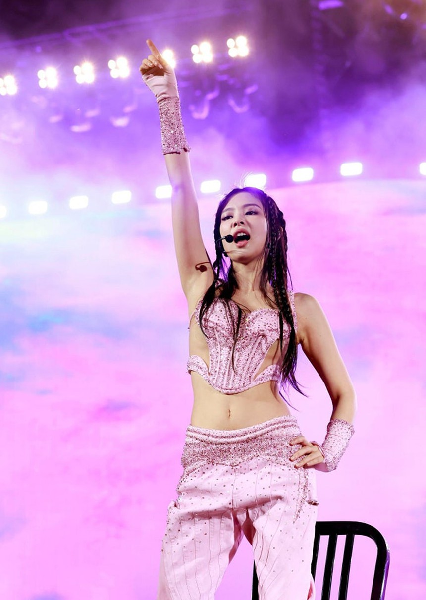 Xem Jennie (BLACKPINK) diễn tuần 2 Coachella mà giật mình thon thót: Trang phục cắt xẻ hở bạo, nổi bật hơn hẳn 3 thành viên còn lại - Ảnh 7.