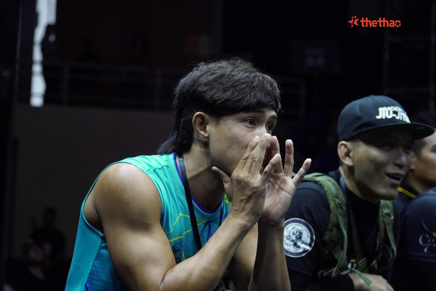 Sắm vai HLV, Nguyễn Trần Duy Nhất bất lực nhìn học trò bị đệ tử Johnny Trí Nguyễn hạ đo ván sau 28 giây - Ảnh 3. Sắm vai HLV, Nguyễn Trần Duy Nhất bất lực nhìn học trò bị đệ tử Johnny Trí Nguyễn hạ đo ván sau 28 giây - Ảnh 3.