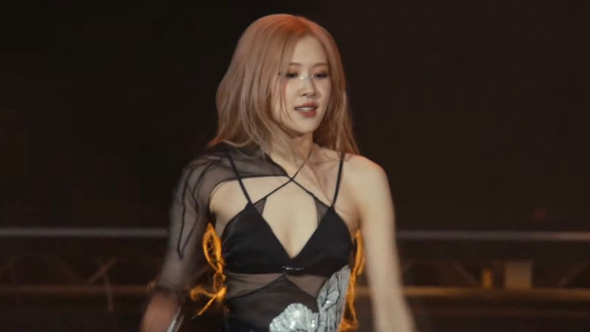BLACKPINK "đốt cháy" sân khấu Coachella với diện mạo sexy: Jennie mặc áo cắt khoét lộ cả vòng 1, Rosé khoe trọn thân hình nuột nà - Ảnh 7.