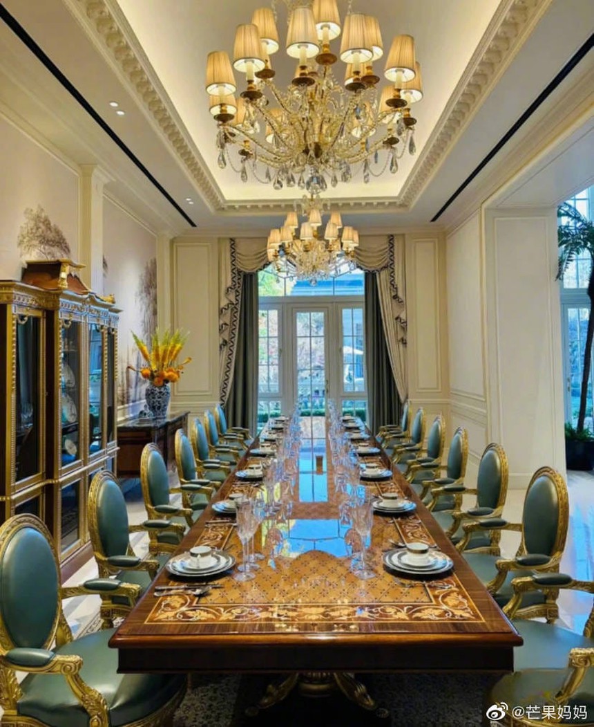 Biệt thự tân hôn giá 3 ngàn tỷ của Hà Siêu Liên - Đậu Kiêu: Rộng 4.500m2 như cung điện, bề thế đến nỗi netizen sợ đi vào sẽ lạc đường - Ảnh 6. Biệt thự tân hôn giá 3 ngàn tỷ của Hà Siêu Liên - Đậu Kiêu: Rộng 4.500m2 như cung điện, bề thế đến nỗi netizen sợ đi vào sẽ lạc đường - Ảnh 6.