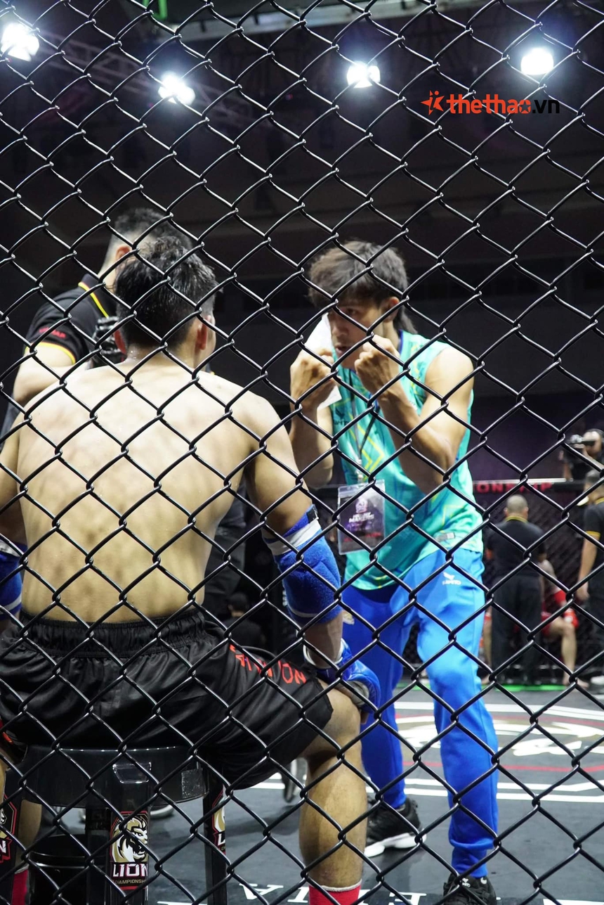 Sắm vai HLV, Nguyễn Trần Duy Nhất bất lực nhìn học trò bị đệ tử Johnny Trí Nguyễn hạ đo ván sau 28 giây - Ảnh 4. Sắm vai HLV, Nguyễn Trần Duy Nhất bất lực nhìn học trò bị đệ tử Johnny Trí Nguyễn hạ đo ván sau 28 giây - Ảnh 4.