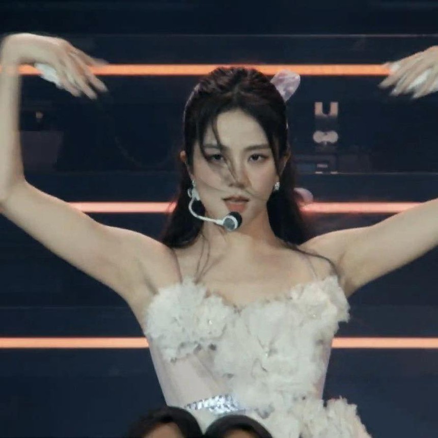 BLACKPINK "đốt cháy" sân khấu Coachella với diện mạo sexy: Jennie mặc áo cắt khoét lộ cả vòng 1, Rosé khoe trọn thân hình nuột nà - Ảnh 14.