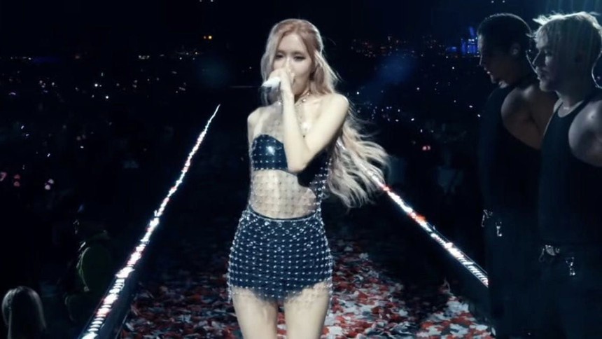 BLACKPINK "đốt cháy" sân khấu Coachella với diện mạo sexy: Jennie mặc áo cắt khoét lộ cả vòng 1, Rosé khoe trọn thân hình nuột nà - Ảnh 6.