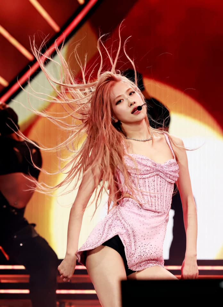 BLACKPINK "đốt cháy" sân khấu Coachella với diện mạo sexy: Jennie mặc áo cắt khoét lộ cả vòng 1, Rosé khoe trọn thân hình nuột nà - Ảnh 9.