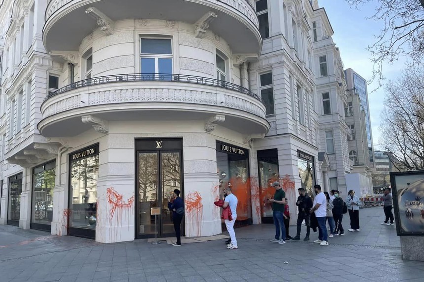 Các cửa hàng đồ hiệu ở Đức liên tiếp bị tạt sơn vì mâu thuẫn giàu nghèo, dân tình tranh cãi gay gắt: Là ngớ ngẩn, ấu trĩ hay tiếp tay cho nhãn hàng? - Ảnh 6.