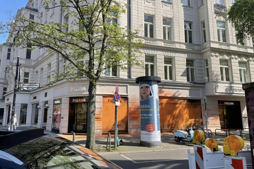 Các cửa hàng đồ hiệu ở Đức liên tiếp bị tạt sơn vì mâu thuẫn giàu nghèo, dân tình tranh cãi gay gắt: Là ngớ ngẩn, ấu trĩ hay tiếp tay cho nhãn hàng? - Ảnh 4.