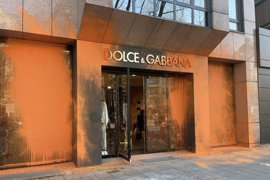 Các cửa hàng đồ hiệu ở Đức liên tiếp bị tạt sơn vì mâu thuẫn giàu nghèo, dân tình tranh cãi gay gắt: Là ngớ ngẩn, ấu trĩ hay tiếp tay cho nhãn hàng? - Ảnh 1.